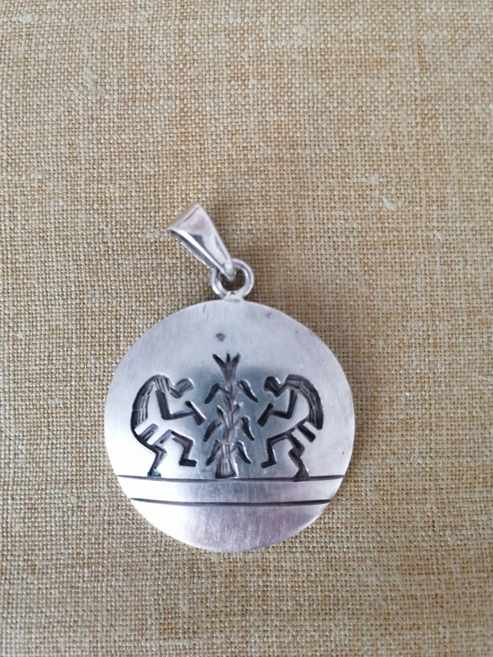 Zawieszka srebrna, próba 925, o średnicy 3,5 cm