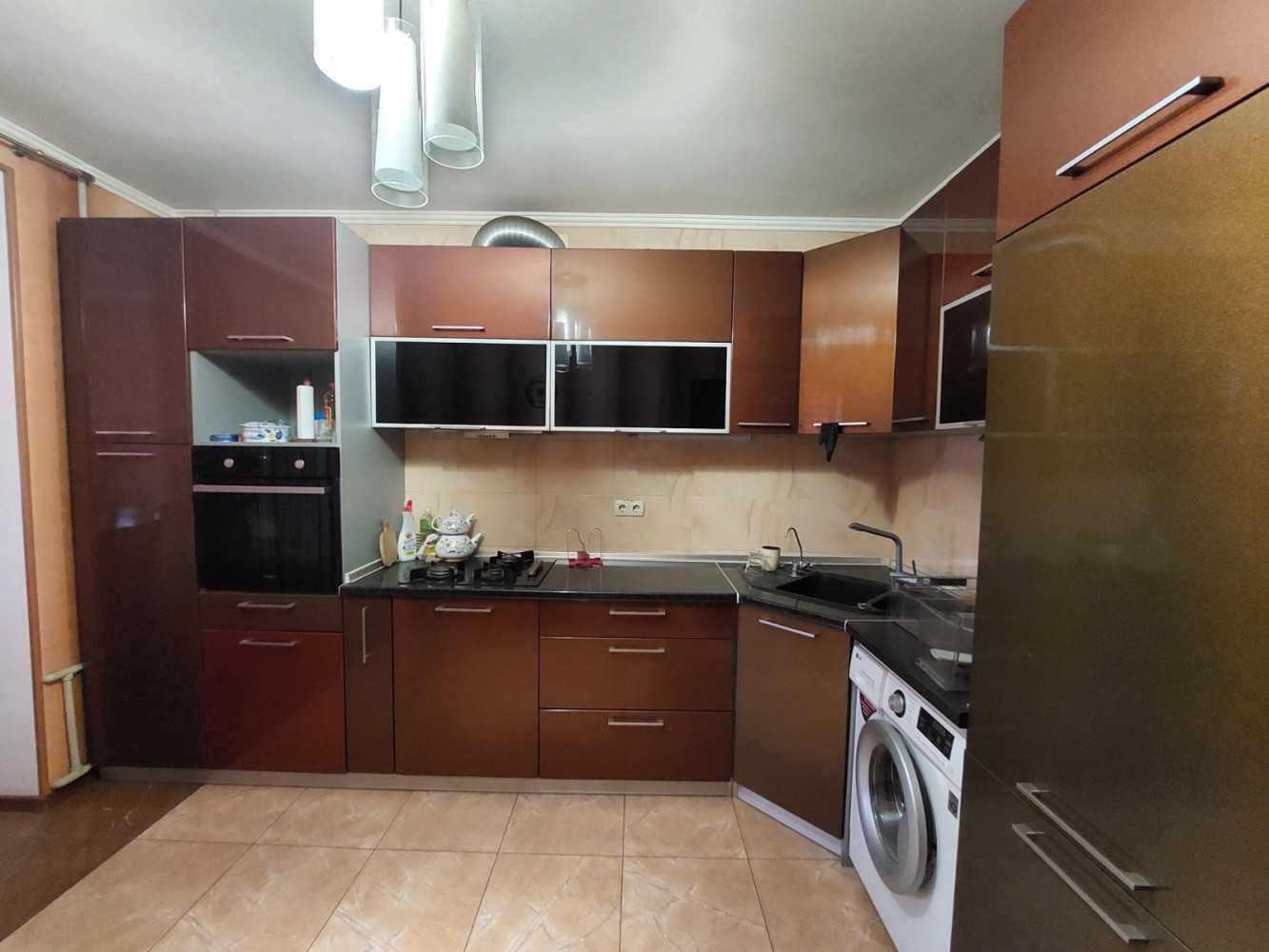 Продам просторную 3 к. квартиру с ремонтом в кирпичном новом доме