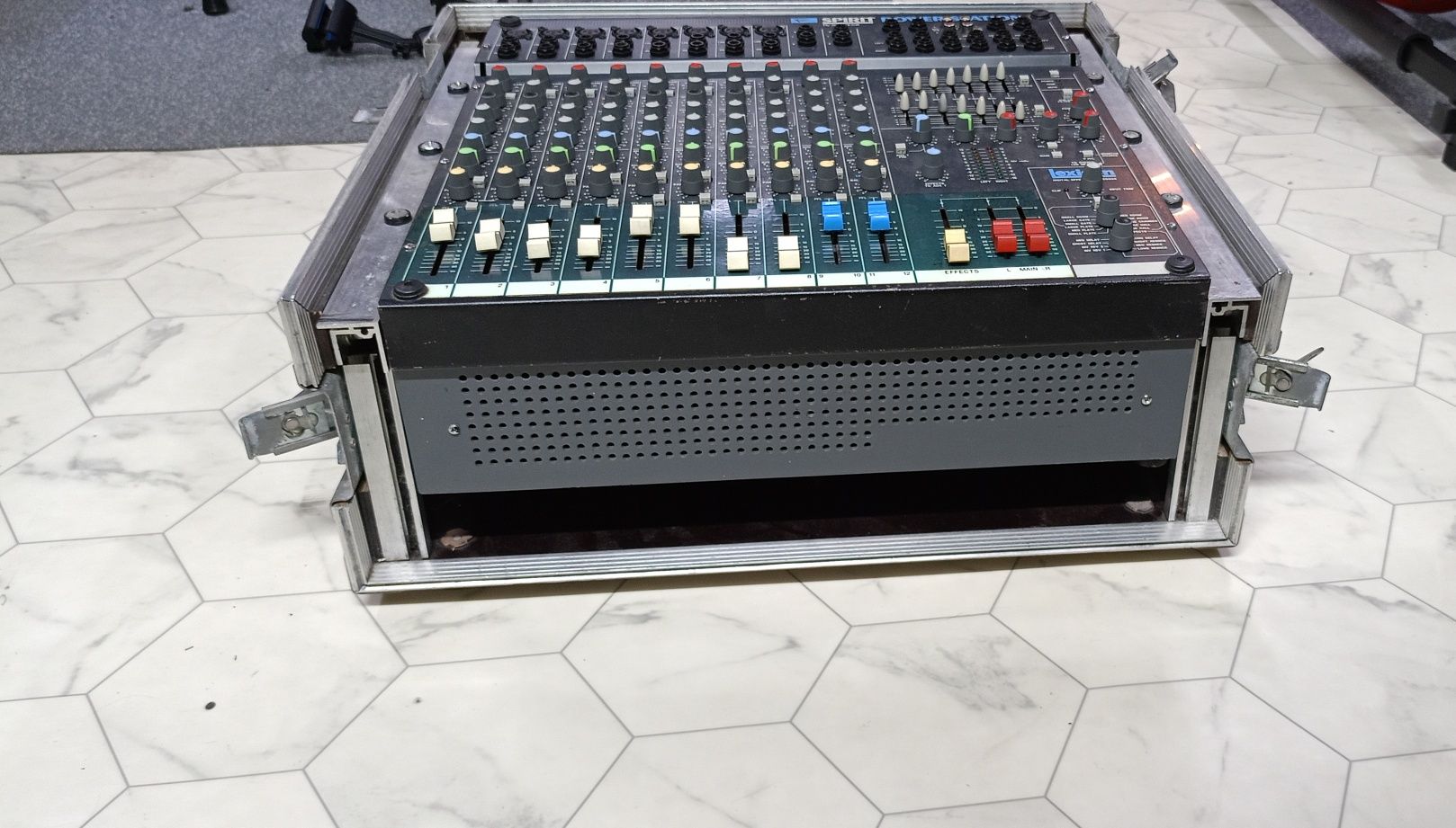 SOUNDCRAFT POWERSTATION 2X300W w wytrzymałym case