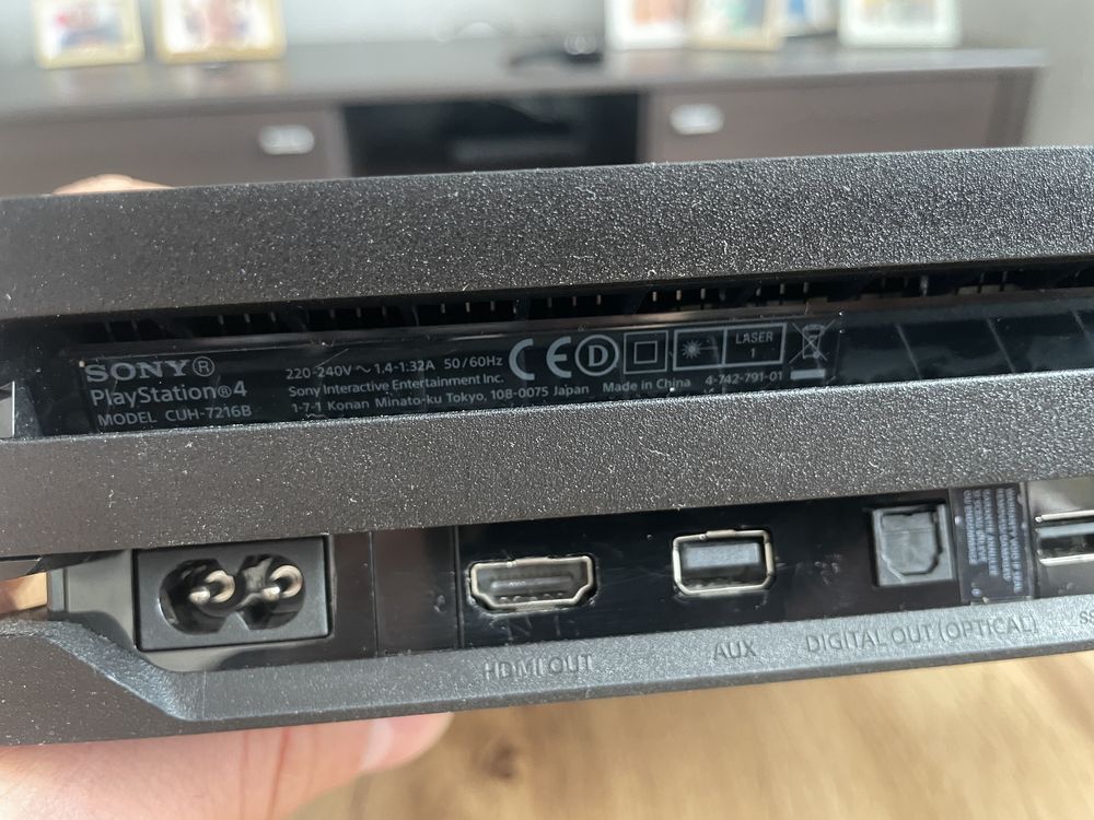 Konsola PS4 pro.