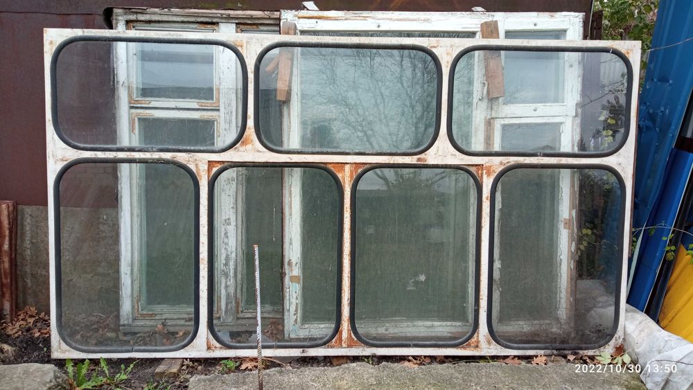 Рама б/в із лоджиї, залізна. Рама б/в із балкона дерев"яна.