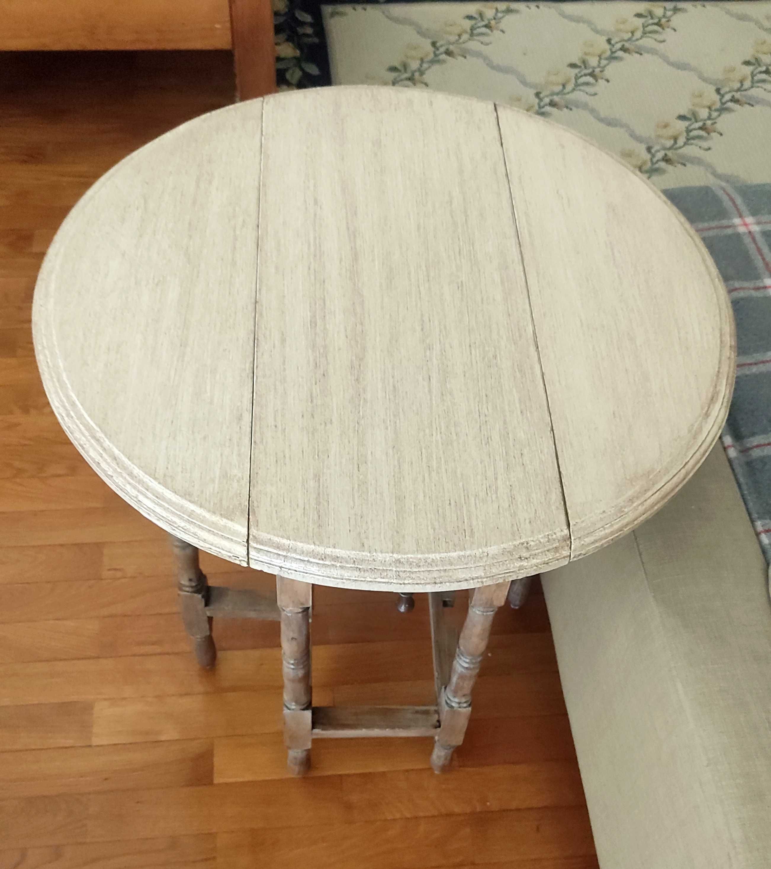 Pequena mesa de apoio restaurada