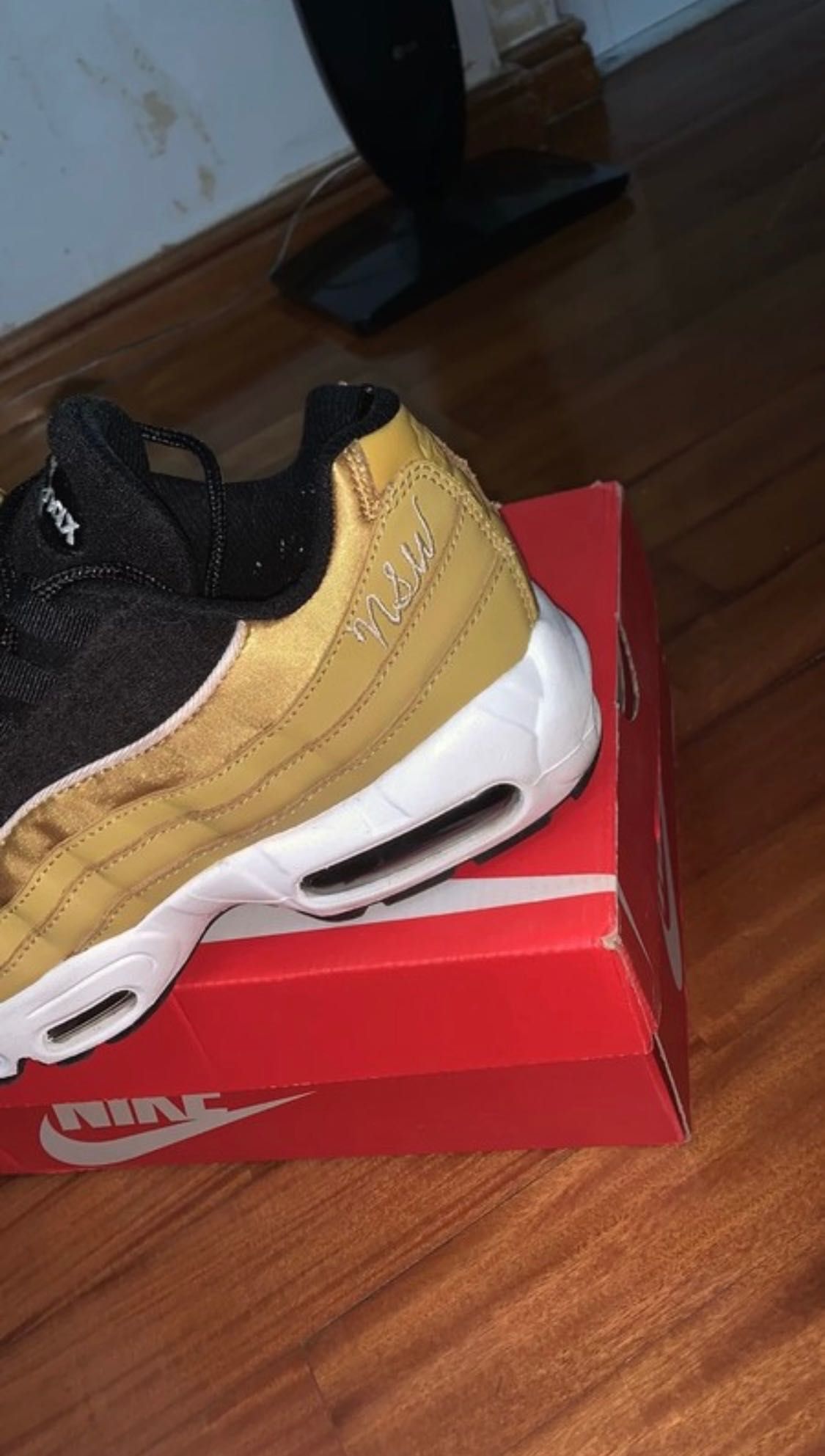 Ténis Nike Air Max 95 Preto e Dourado Para Mulher