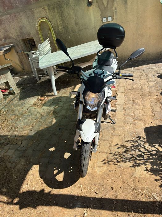 Moto Benelli bn125