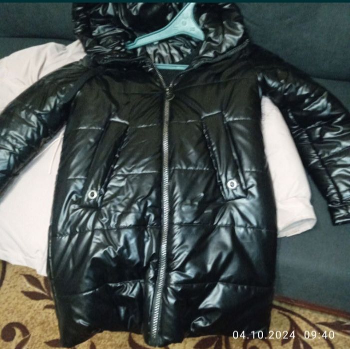 Зимние шапки  б/у, курточки на девочку