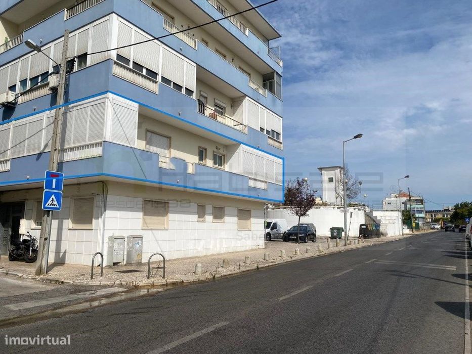 Apartamento de 5 assoalhadas frente à base naval do Alfeite