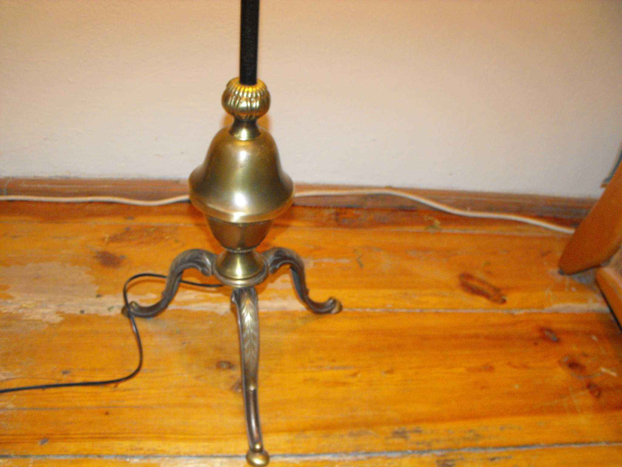 Wysoka, mosiężna lampa podłogowa z abażurem na trzech nogach