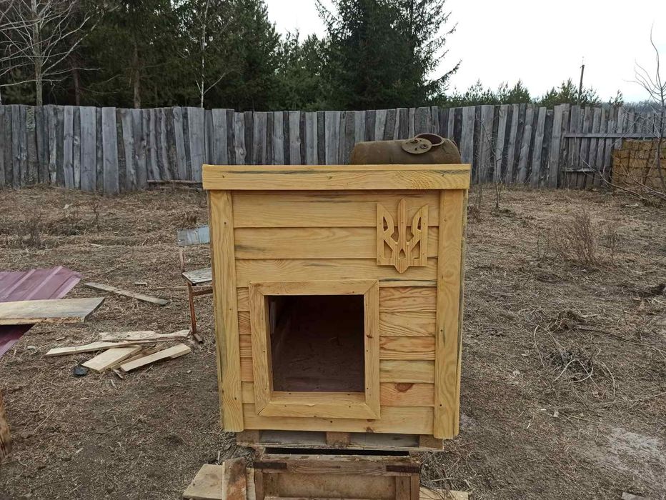Дерев'яна будка для собаки