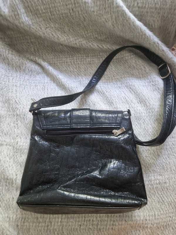 Czarna skórzana torebka na ramię z klamerką