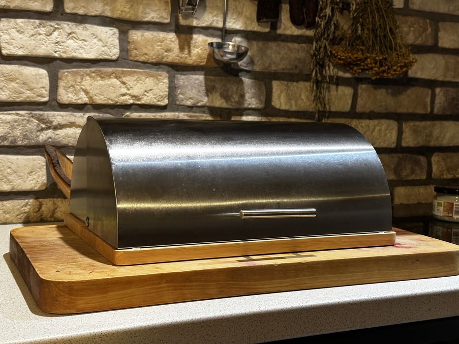 Chlebak Zeller na drewnianej podstawie