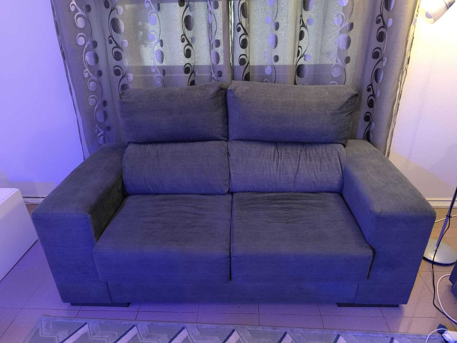 Sofá Cinzento de dois ou três lugares