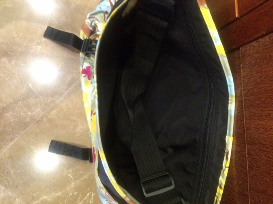 mochila eastpak amarela grande