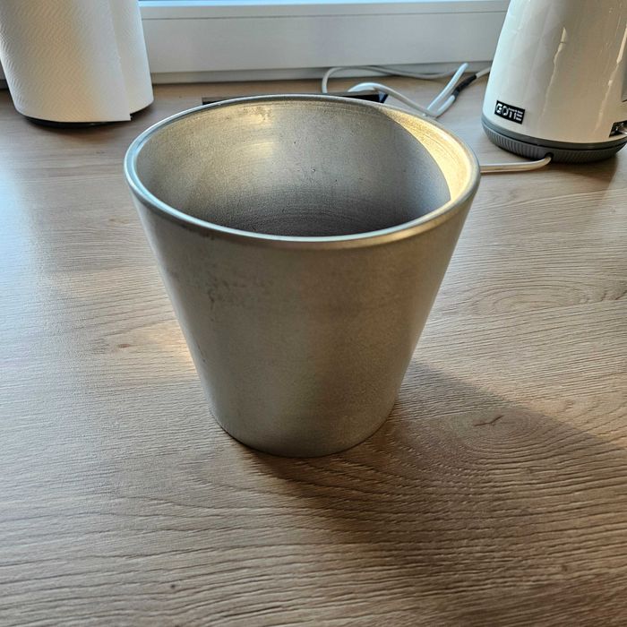 Ceramiczna doniczka srebrna szara ceramika osłonka