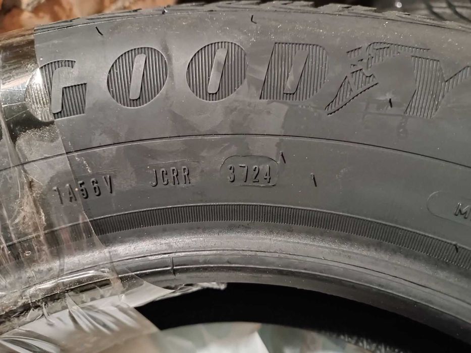 Зимові автошини 215/65 R16 98Т, НОВІ, 1 комплект
