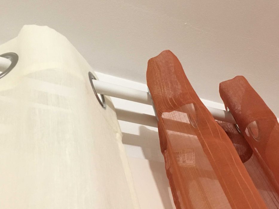 3 cortinados (2 laranja e 1 creme) transparentes
