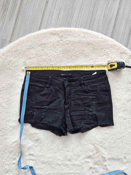 Czarne szorty jeansowe z przetarciami house modne shorty lato rock