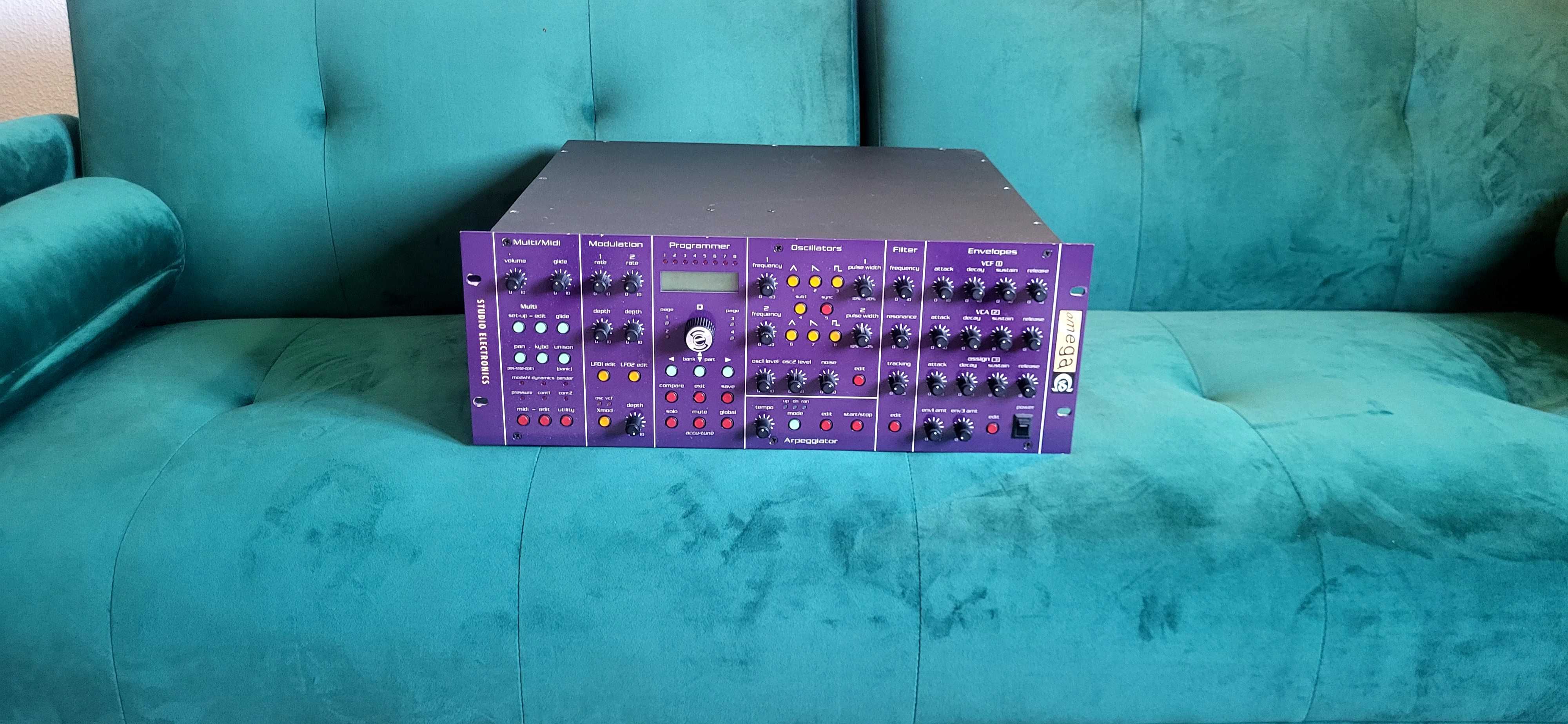 OMEGA 8 Studio electronics ( com 3 filtros oberheim e 1 da moog )