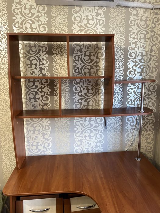 Письмовий стіл з полицями