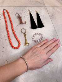 Zestaw biżuterii kolczyki czarne długie bransoletka brelok