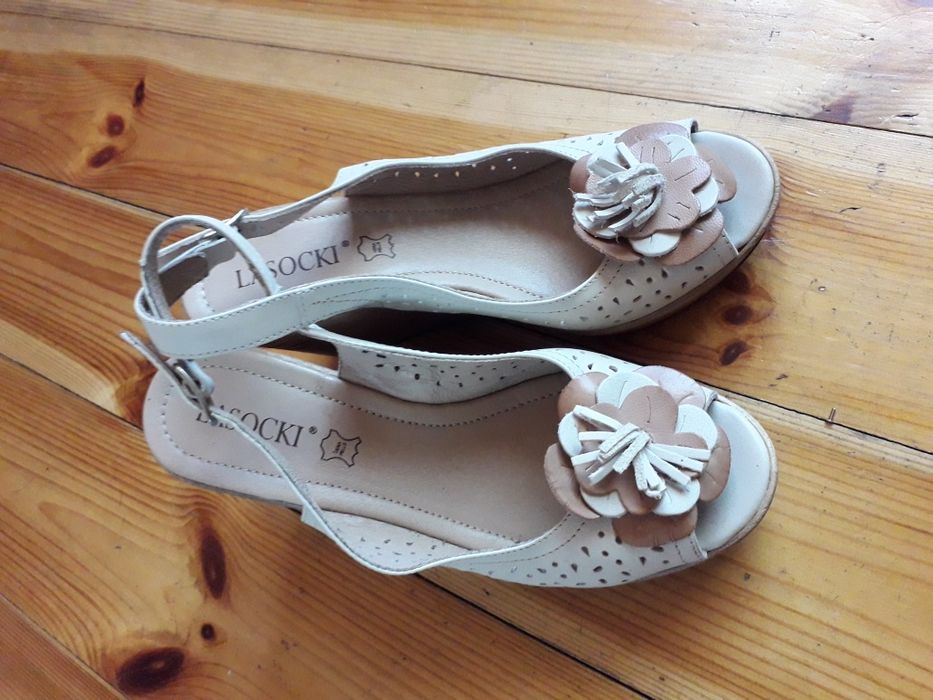 Piękne klapki na lato skórka mięciutkie lasocki na koturnach