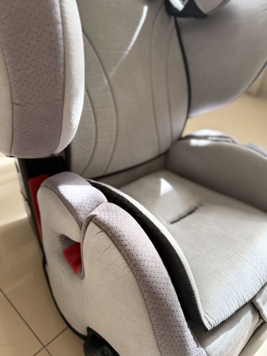 Продам автокресло Recaro Young Sport, почищено + накладка на сиденье