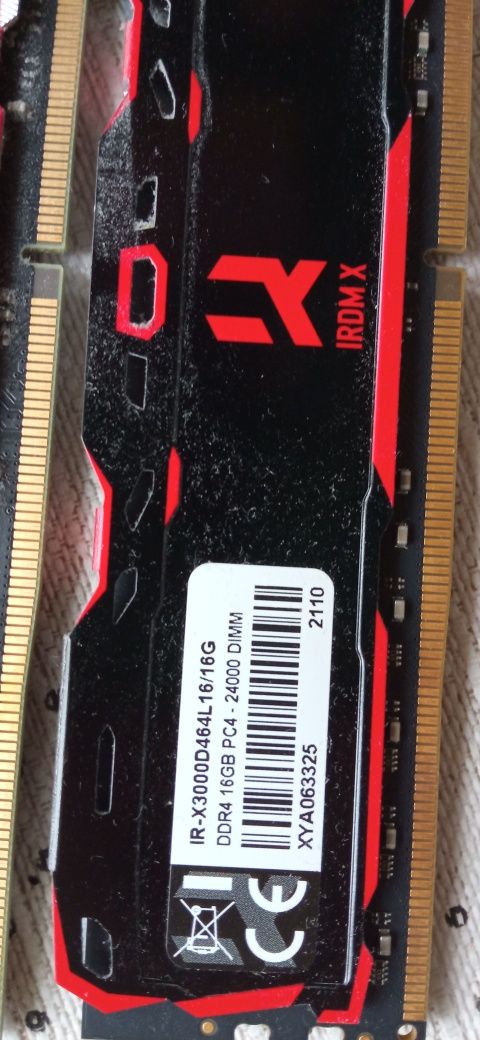 DDR4 2x16GB 2400 MHz.