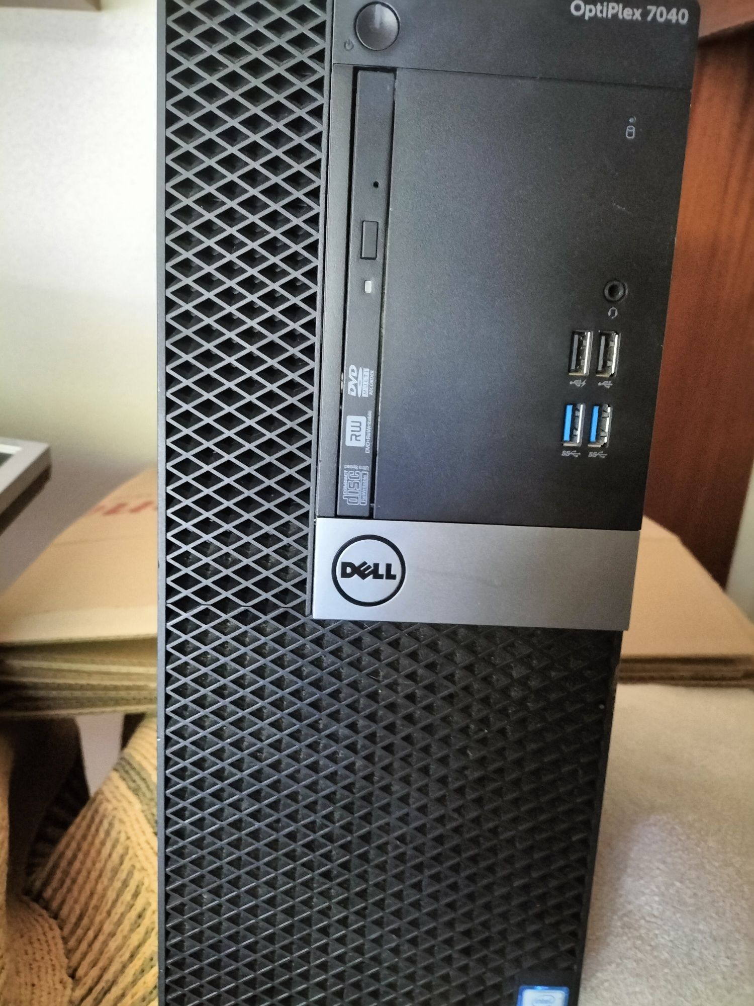 Monitores de computador (LG e Samsung) e torre Intel i7