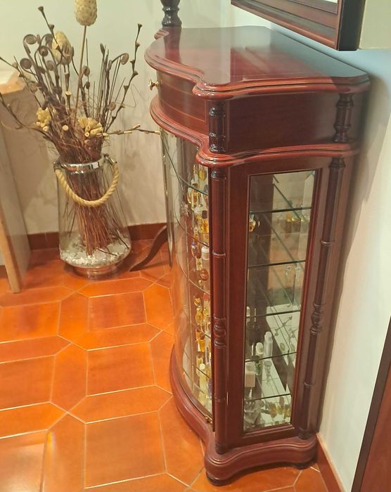 Vitrina pequena com vidro biselado