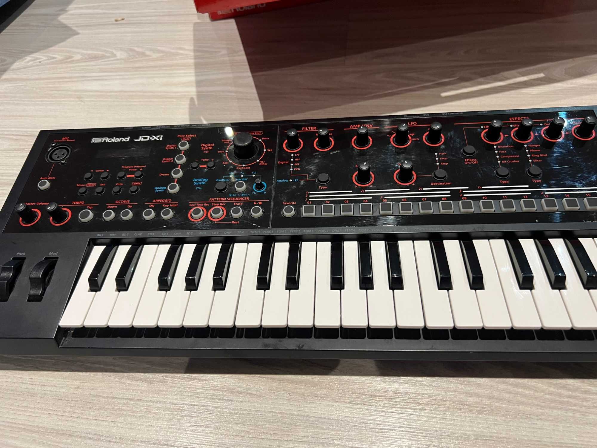 Roland JD-Xi – Syntezator Analogowo-Cyfrowy z Wokoderem