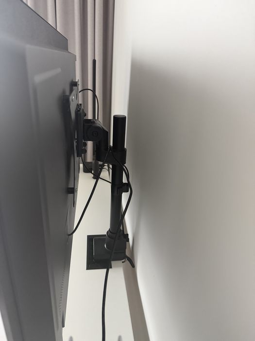 Telewizor LG OLED 42 C4 – jak nowy, z uchwytem biurkowym i paragonem