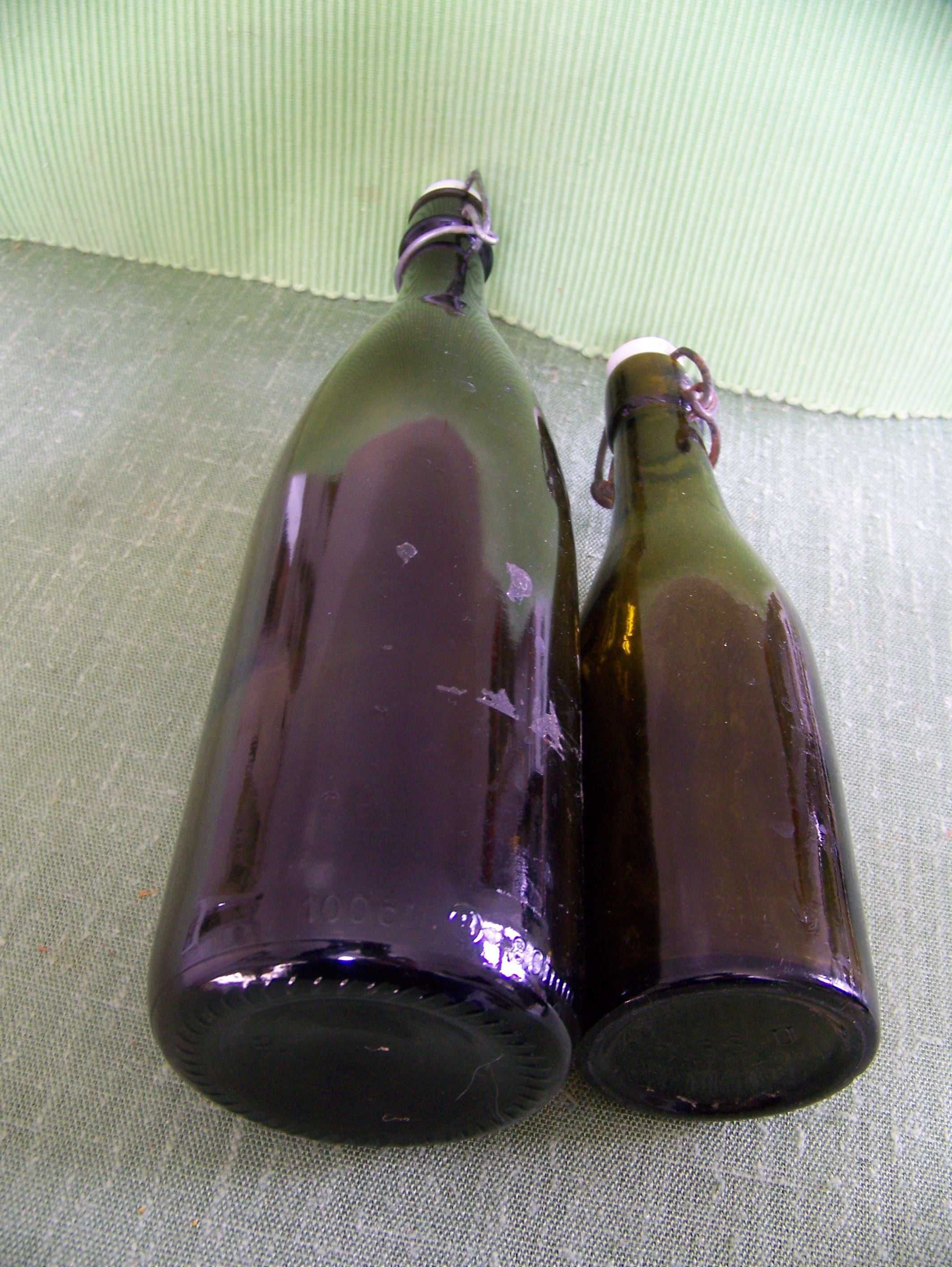 dwie szklane butelki z korkiem porcelanowym