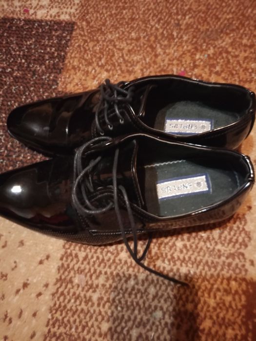 Nowe eleganckie buty lakierowane 40