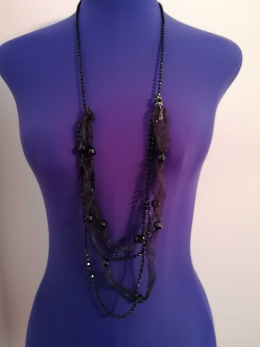 Czarne korale z tiulem