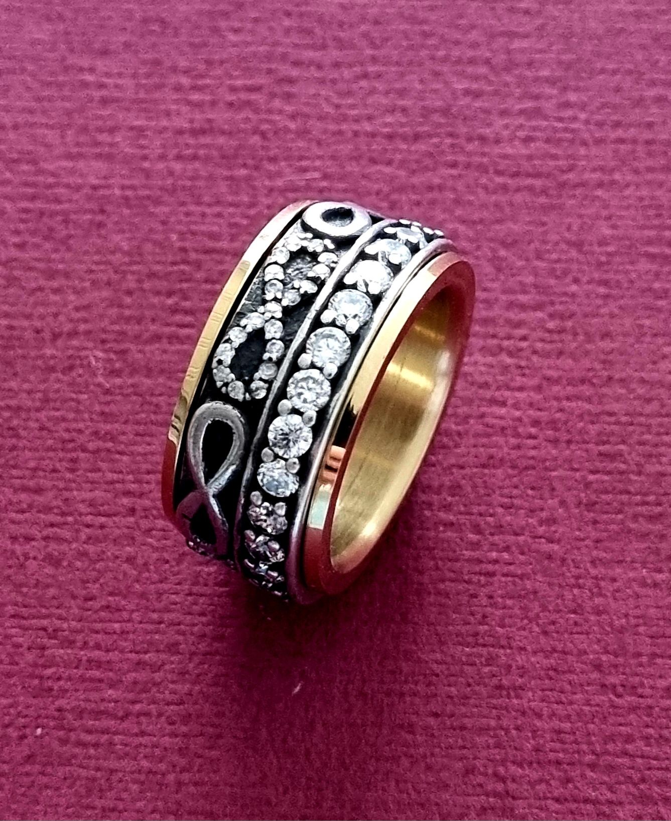Anel bicolor, em aço, com zirconias e infinitos. Anti-stress. T17