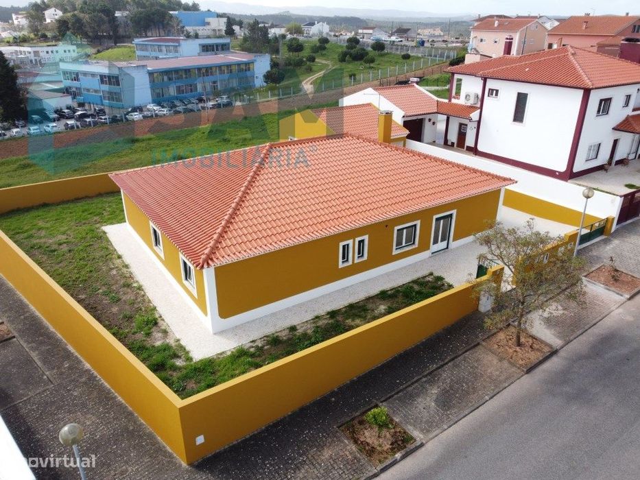 Moradia térrea T4, localizada em Cadaval