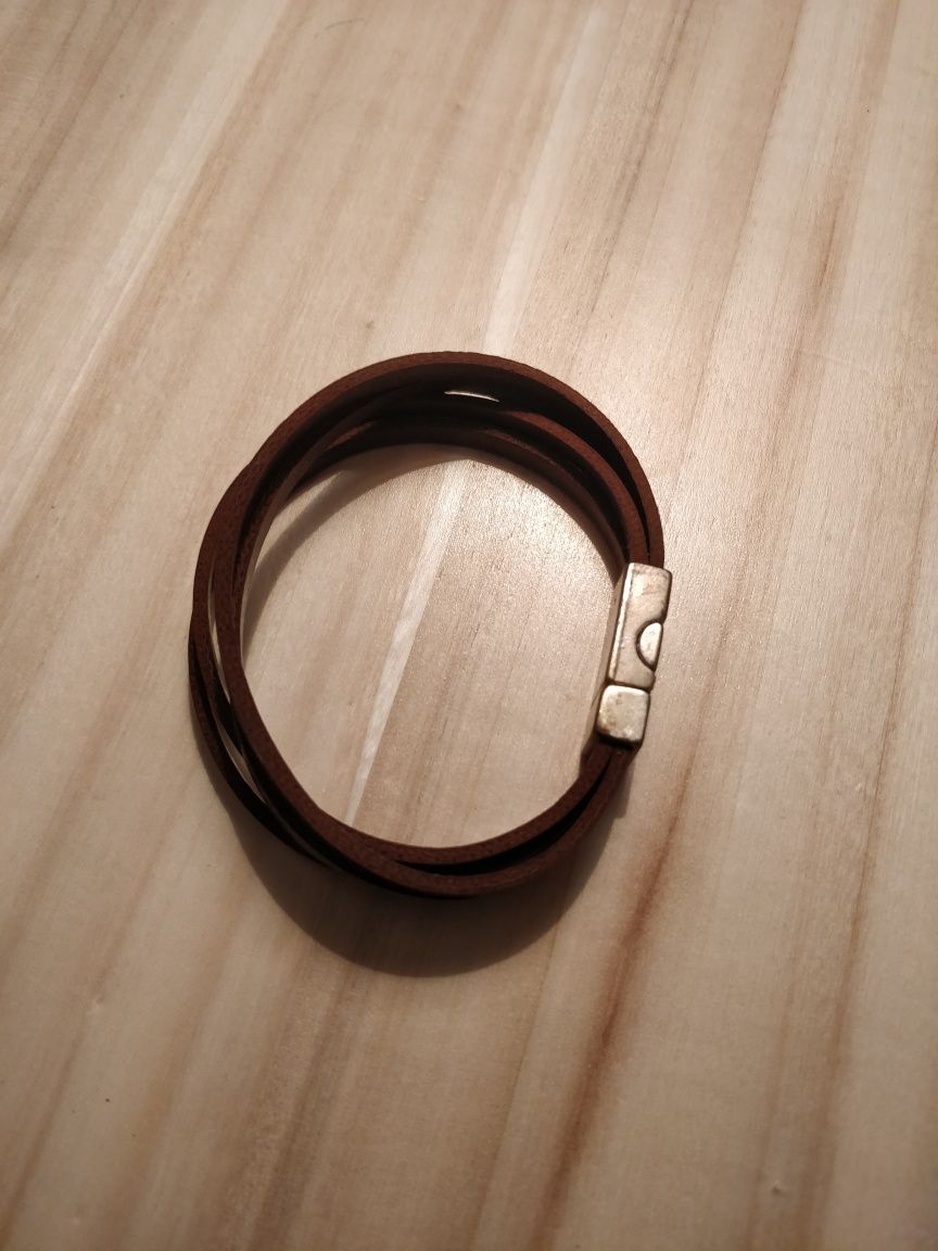 Pulseira em camel com fecho em íman