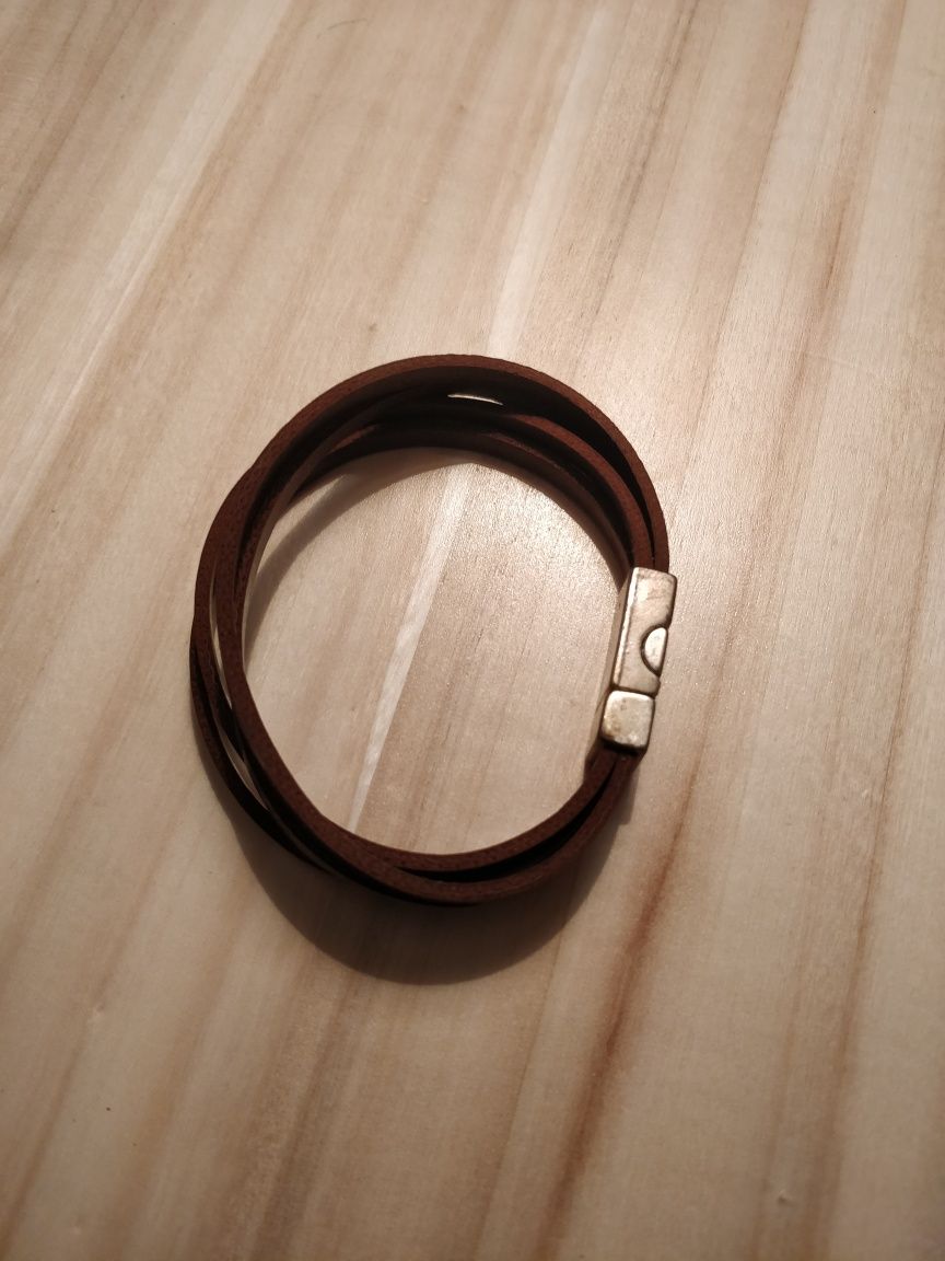 Pulseira em camel com fecho em íman