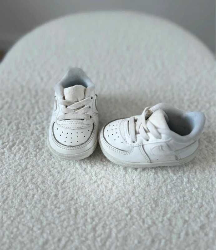 Białe buciki sportowe niechodki Nike Air Force 1 rozmiar 17 10-10.5 cm