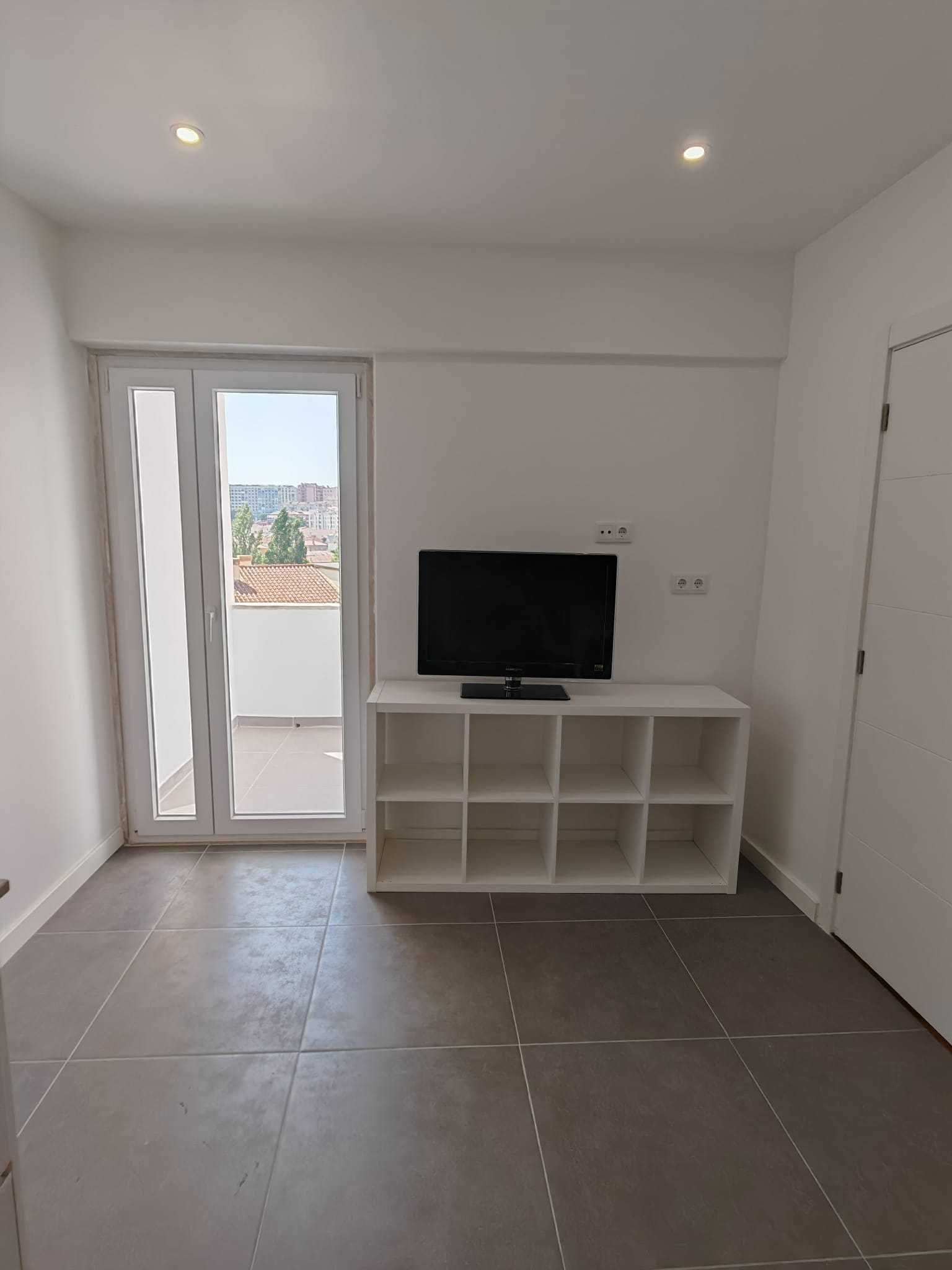 Quarto individual com varanda em apartamento a estrear em Queluz