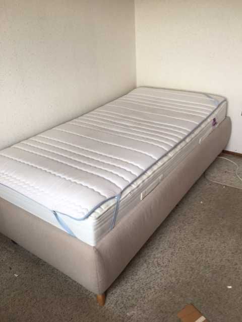 Pojedyncze łóżko z nowym materacem i  stelażem bardzo solidne 100x200