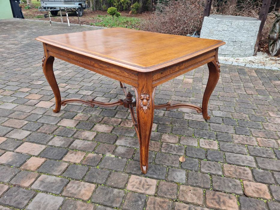 Dębowy Stół ludwikowski pięknie zdobiony