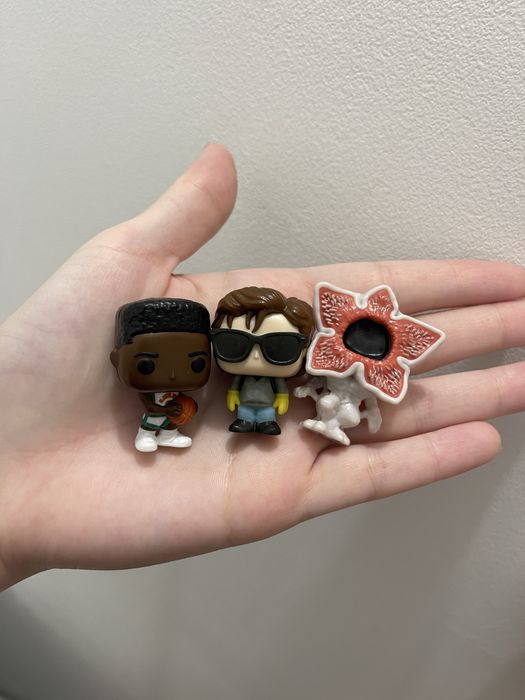 продам 3 фигурки +1 киндер « Очень странные дела »