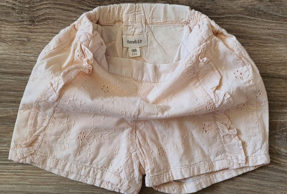 Szorty dziewczęce firmy KappAhl w rozmiarze 98/104