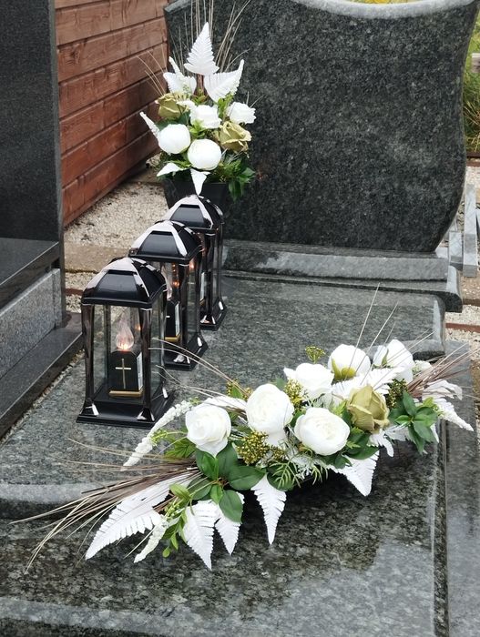 Komplet nagrobny stroik wiązanka na grób cmentarz pomnik chryzantemy.