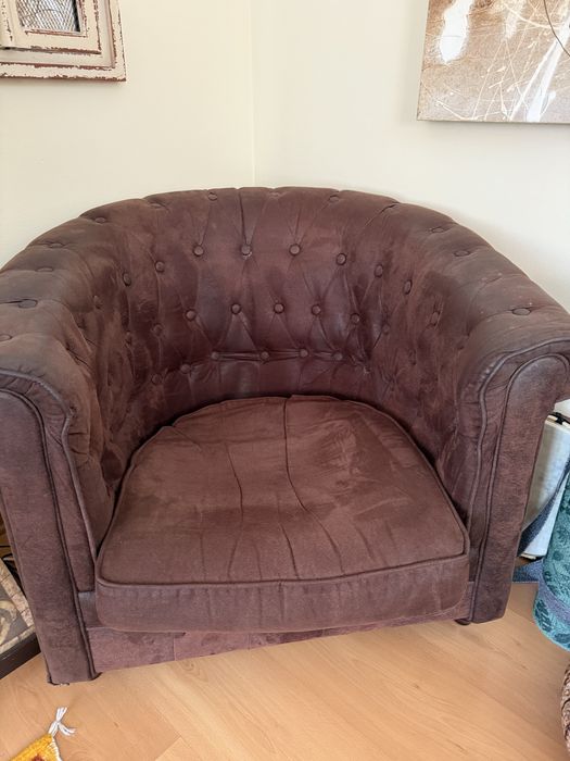 Poltrona estilo Chesterfield em castanho