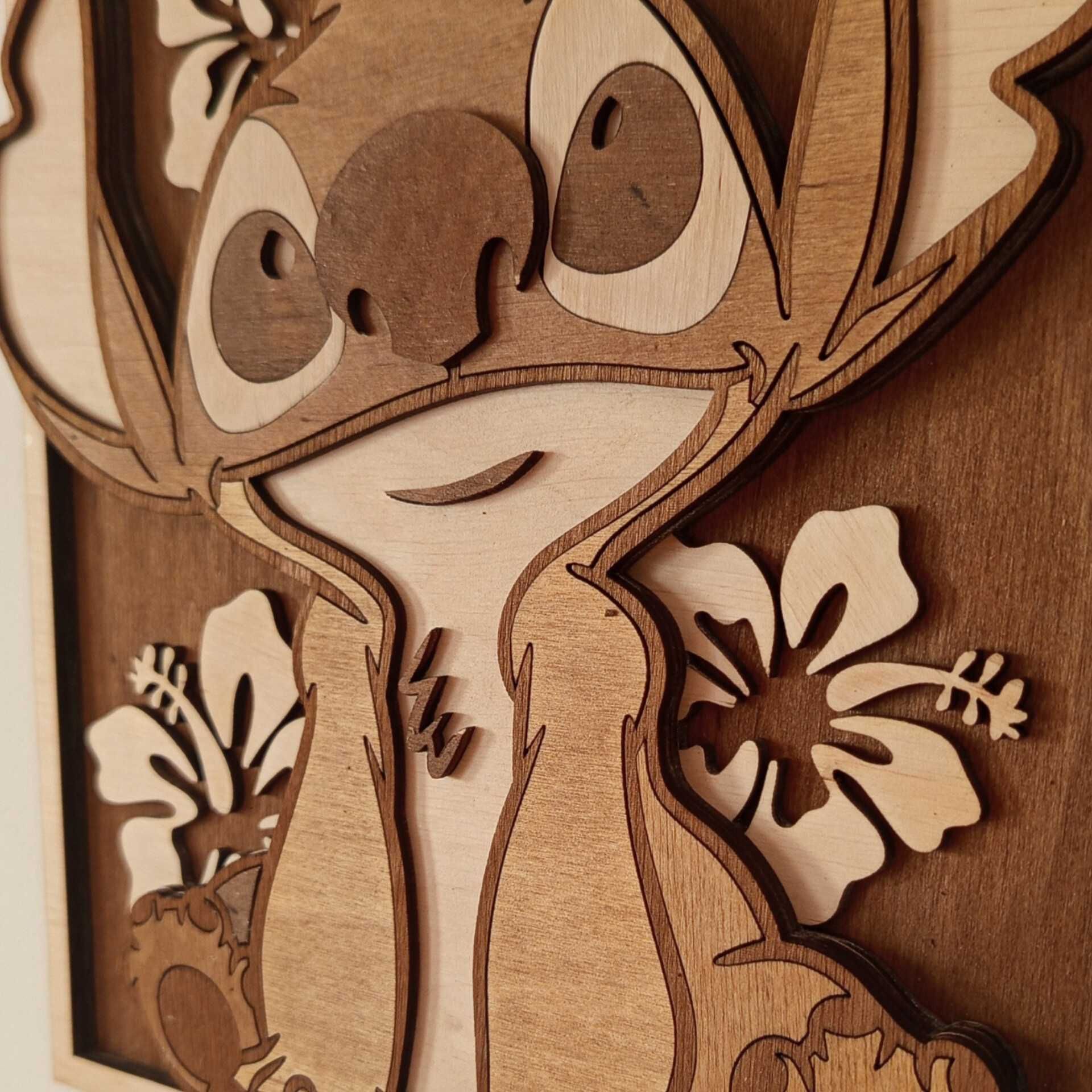 Stitch 3D z drewna 24 cm – Warstwowy obraz handmade