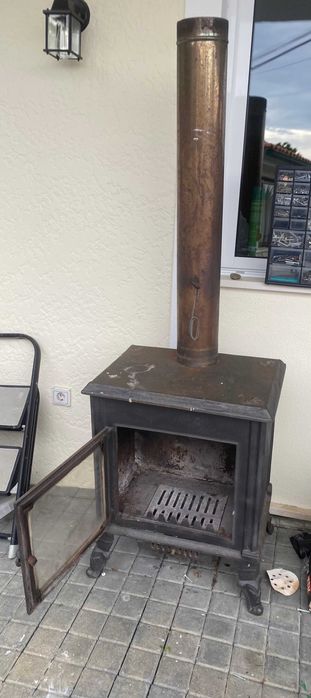 Fogão a lenha feito em ferro fundido