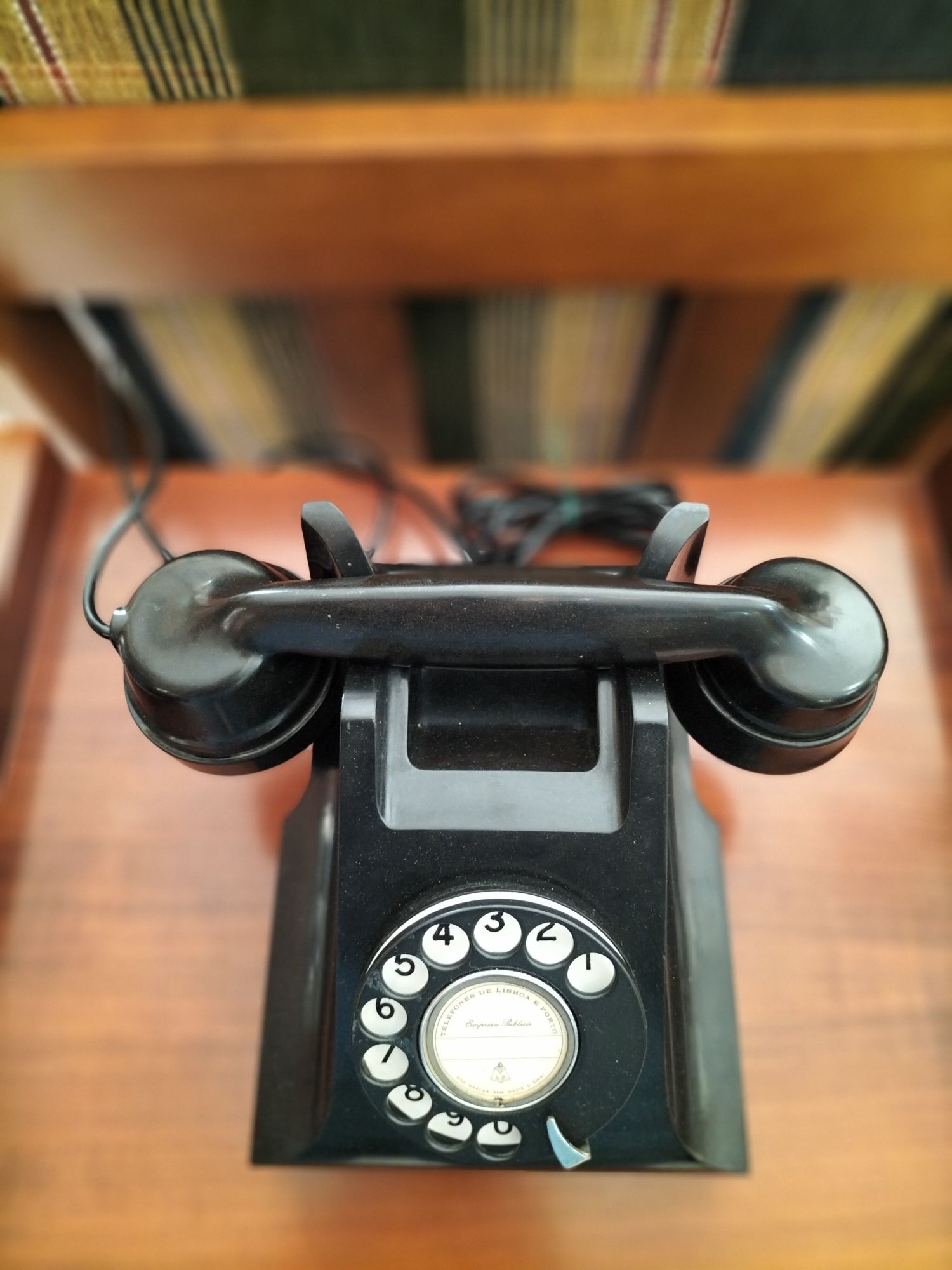 Telefone antigo em baquelite