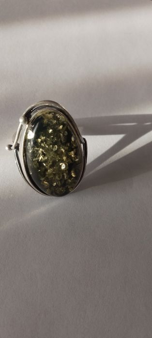 Pierścionek srebrny z bursztynem zielonym