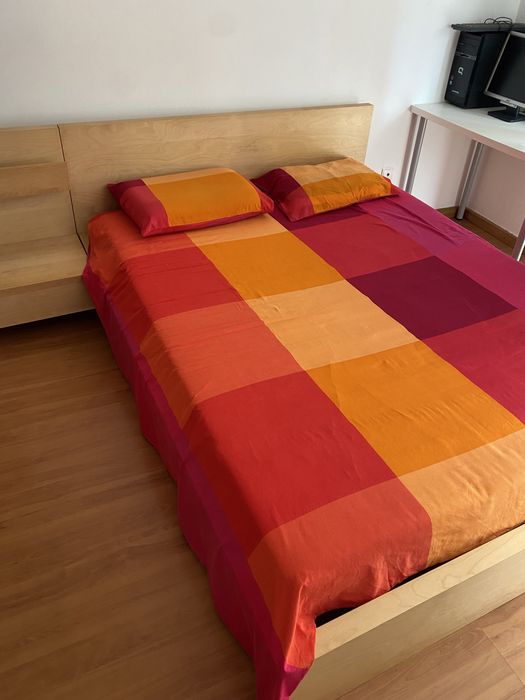 Cama de casal c/ cabeceira e mesa